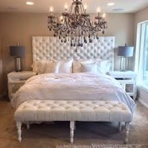 Đèn chùm thường mang lại vẻ đẹp sang trọng và lung linh. Thế nhưng, nếu treo chùm đèn quá lớn và quá thấp gần giường ngủ sẽ gây cảm giác nặng nề.