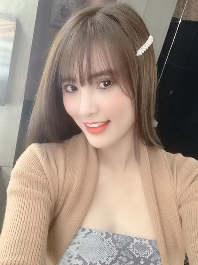 Sau cuộc hôn nhân đổ vỡ, em gái Công Vinh cùng một người bạn thân thành lập nhóm nhạc tại Việt Nam. Tuy nhiên, cả hai không có nhiều dự án gây ấn tượng. Hiện tại, người đẹp sinh năm 1989 chủ yếu làm việc ở Singapore. Con gái riêng của cô gửi cho ông bà ngoại chăm sóc. Trên trang cá nhân, Khánh Chi thường xuyên chia sẻ về cuộc sống của mình.