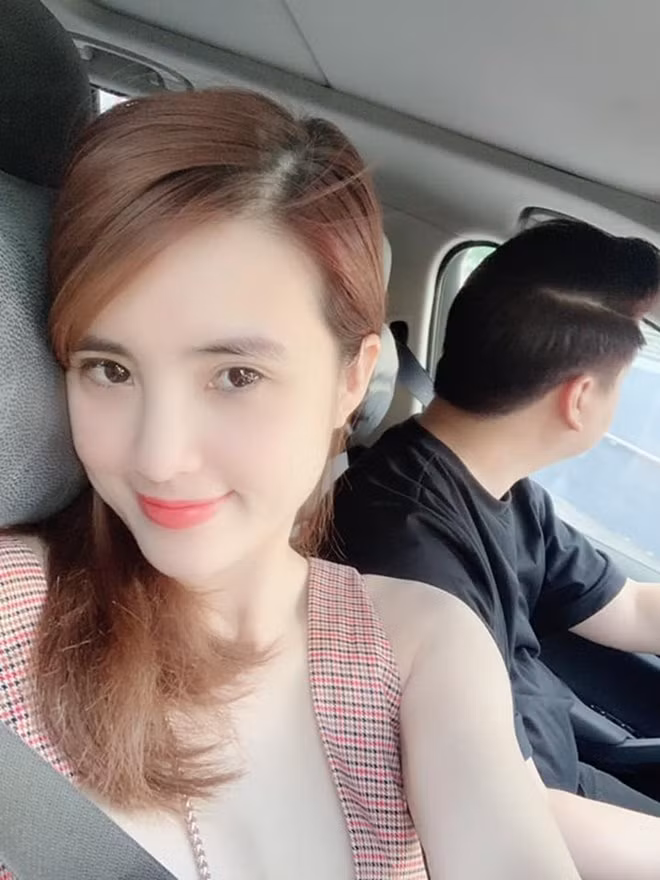 Sau đổ vỡ hôn nhân với người chồng đầu tiên, hiện Khánh Chi đang có cuộc sống hạnh phúc với bạn trai mới người Singapore. Tuy nhiên, cựu hot girl không công khai danh tính cũng như ảnh chụp cận mặt bạn trai.