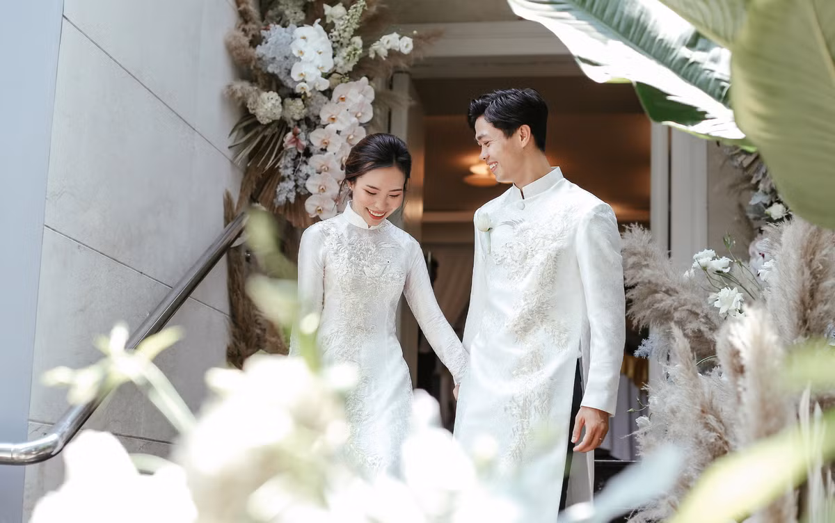 Ngoài nhẫn đính hôn, Công Phượng và vợ sắp cưới còn mua cặp vòng tay cùng thương hiệu Cartier giá 312 triệu đồng và đeo trong lễ đính hôn. Ảnh: Vnexpress.
