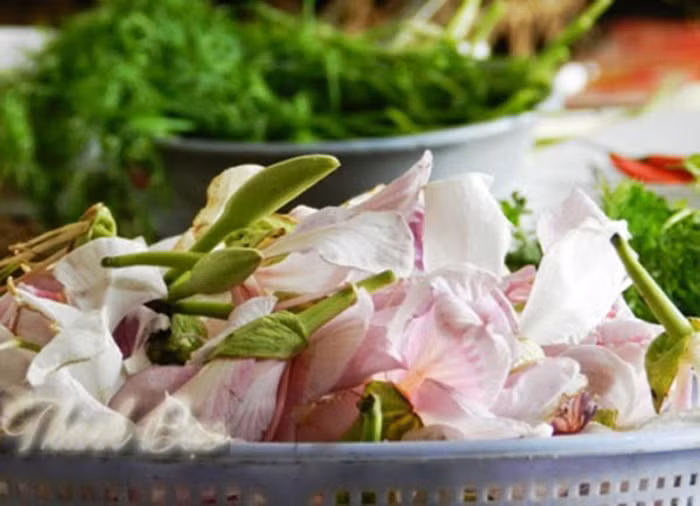 Không dừng lại ở cái nhìn lãng mạn với vẻ ngoài kiêu sa, hoa ban Tây Bắc còn khiến nhiều thực khách phải say lòng với những món ăn được chế biến rất đỗi bình dị nhưng đậm đà hương vị của núi rừng.