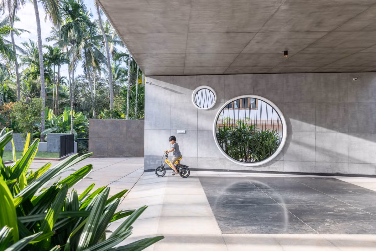 Các ô tròn cũng được thiết kế dọc theo các bức tường, mở rộng góc nhìn từ căn nhà ra phía xung quanh.