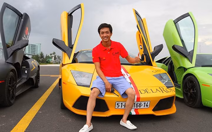 Cường đô la (hay Nguyễn Quốc Cường) là con trai của nữ đại gia Nguyễn Thị Như Loan từng ước mơ mở một hãng ô tô (hay đại loại những gì liên quan đến xe) khi còn ngồi ghế nhà trường.