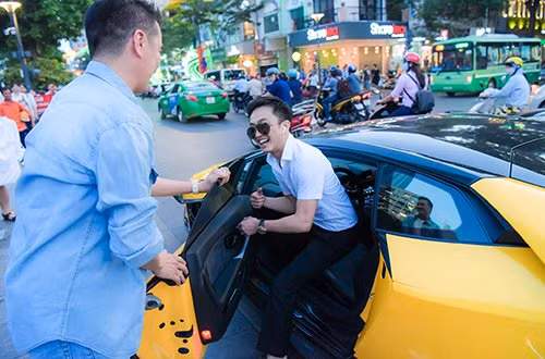 Lý do vị thiếu gia từ bỏ ước mơ, về làm việc tại công ty gia đình tương đối đơn giản: Vì không thể đứng nhìn mẹ lo toan mọi thứ một mình.