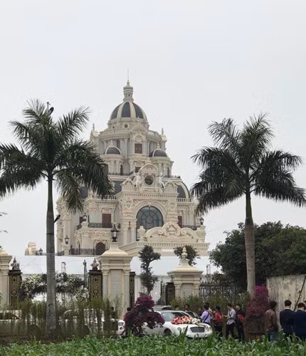 Nhìn từ xa, căn nhà không khác gì một cung điện nguy nga tráng lệ. Ảnh: Anninhthudo.