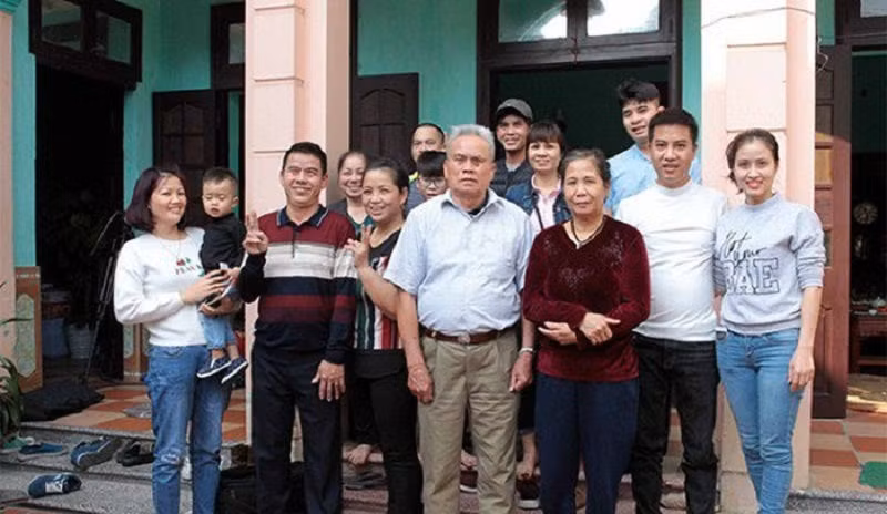 Ngôi nhà rộng rãi và khang trang với màu sơn sáng.