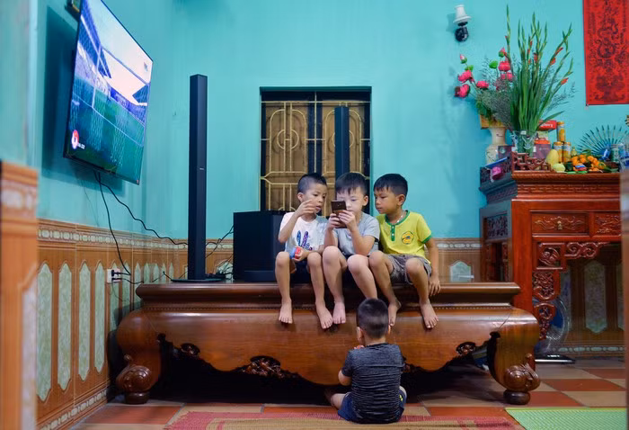 Phòng khách rộng rãi với nội thất gỗ được thiết kế khá tinh xảo.