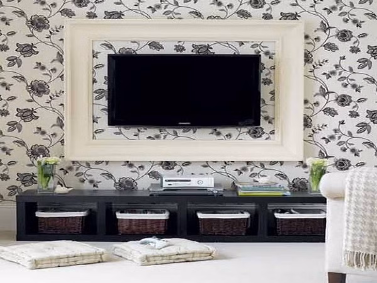 Đặt ti vi trong khung tranh là thiết kế rườm rà và thiếu tinh tế. Bởi, khung này có thể khiến người xem mất tập trung và không thoải mái.