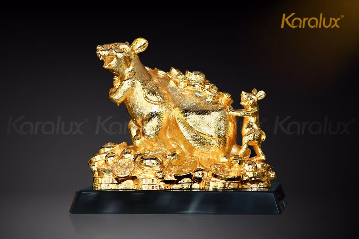 Năm nay là năm Canh Tý nên tượng chuột mạ vàng được "chuộng" làm quà biếu Tết với ý nghĩa may tài lộc, báo hiệu sự sinh trưởng thịnh vượng, của cải đủ đầy. Ảnh: Karalux.