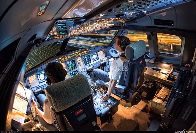 Ngoài ra, máy bay Airbus A321 còn được trang bị một hệ thống máy vi tính và các thiết bị liên lạc thế hệ mới cho phép truyền tải tức thời các dữ liệu. Ảnh: Airplane.