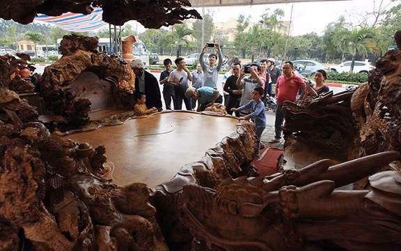 Loa mat nhung bo ban ghe tu linh tien ty cua dai gia Viet