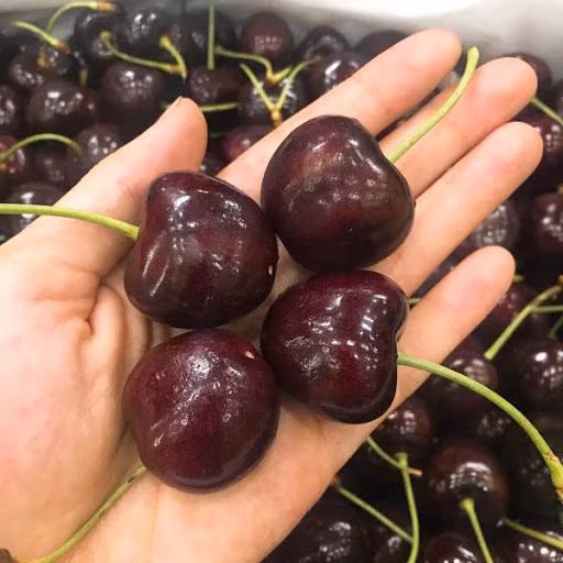 Cherry là một trong những hoa quả nhập khẩu được đánh giá ngon và bán chạy nhất tại Việt Nam. Trước kia, cherry có giá dao động trong khoảng trên dưới 1 triệu đồng/kg, tùy vào chất lượng. Gần đây, cherry về Việt Nam dồi dào nên giá hạ hơn, còn khoảng 300.000-500.000 đồng/kg tùy loại.