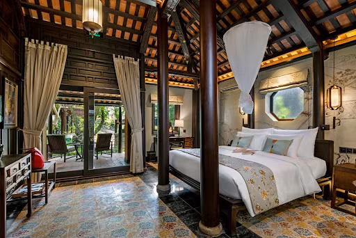 Phòng ngủ được trang trí theo hoàng gia dưới triều nhà Nguyễn.