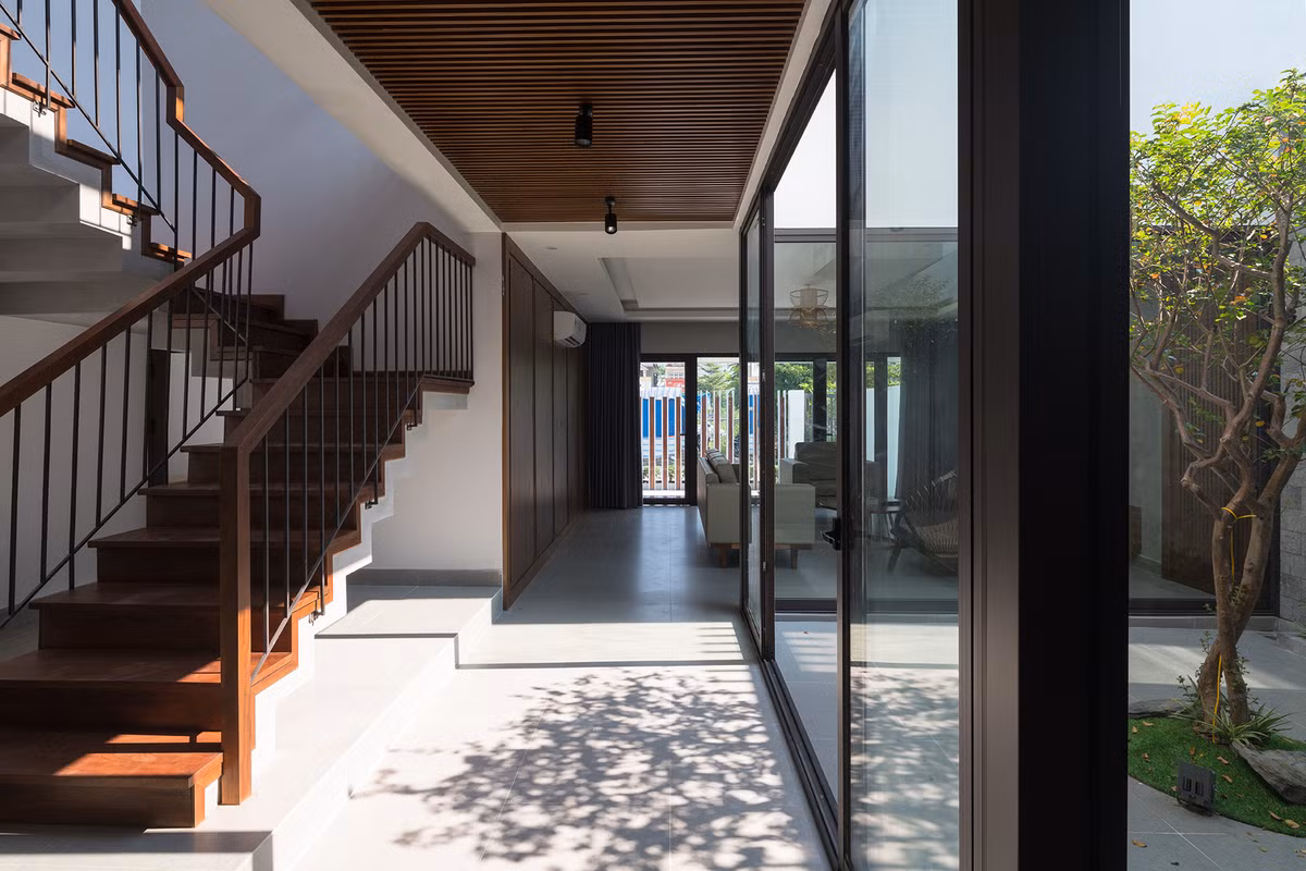 Việc sử dụng hàng loạt cửa kính khiến bên ngoài và bên trong dường như không còn sự ngăn cách.