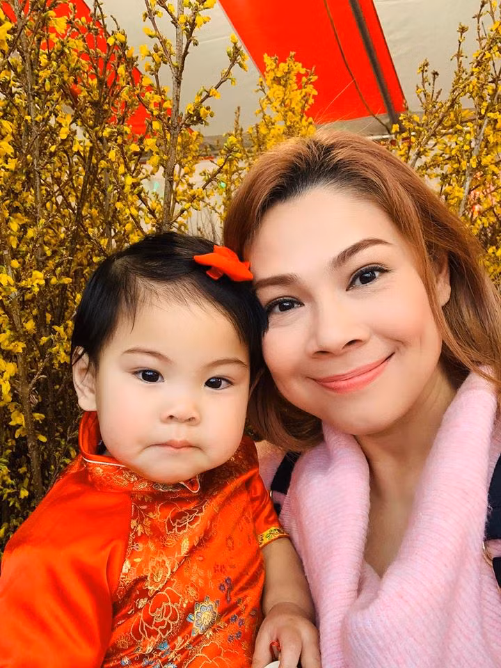 Hai mẹ con Thanh Thảo đi chợ Tết của người Việt ở Mỹ.
