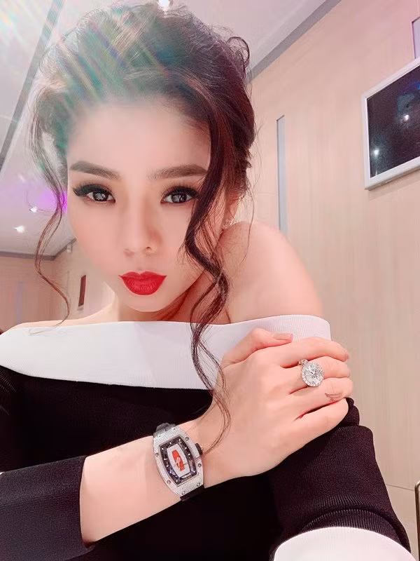Không ai biết chính xác số tiền nữ ca sĩ bỏ ra để có sở hữu nhẫn kim cương.