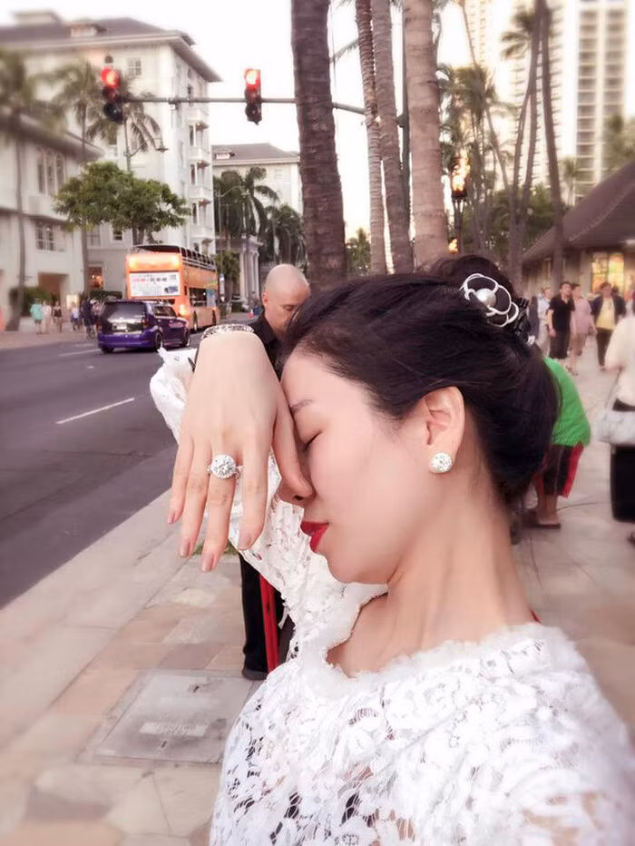 Nữ ca sĩ Lệ Quyên cũng rất biết cách khoe nhẫn khá tinh tế.