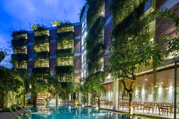 Vật liệu chính được sử dụng trong mặt tiền khách sạn cây xanh là đá sa thạch địa phương.