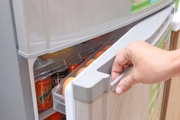 Cửa tủ lạnh bị hở. Sau một thời gian sử dụng, ron cao sử ở cửa tủ lạnh sẽ bị hỏng và làm thoát khí lạnh ra bên ngoài. Để kiểm tra, bạn có thể kẹp một tờ giấy vào keo tủ. Nếu có thể dễ dàng kéo tờ giấy dọc theo khe ngỡ nghĩa là ron cao su không còn hoạt động hiệu quả và cần thay mới. Ngoài ra, bạn cũng cần vệ sinh khu vực này sạch sẽ, tránh để bụi bẩn, vi khuẩn sinh sôi. 