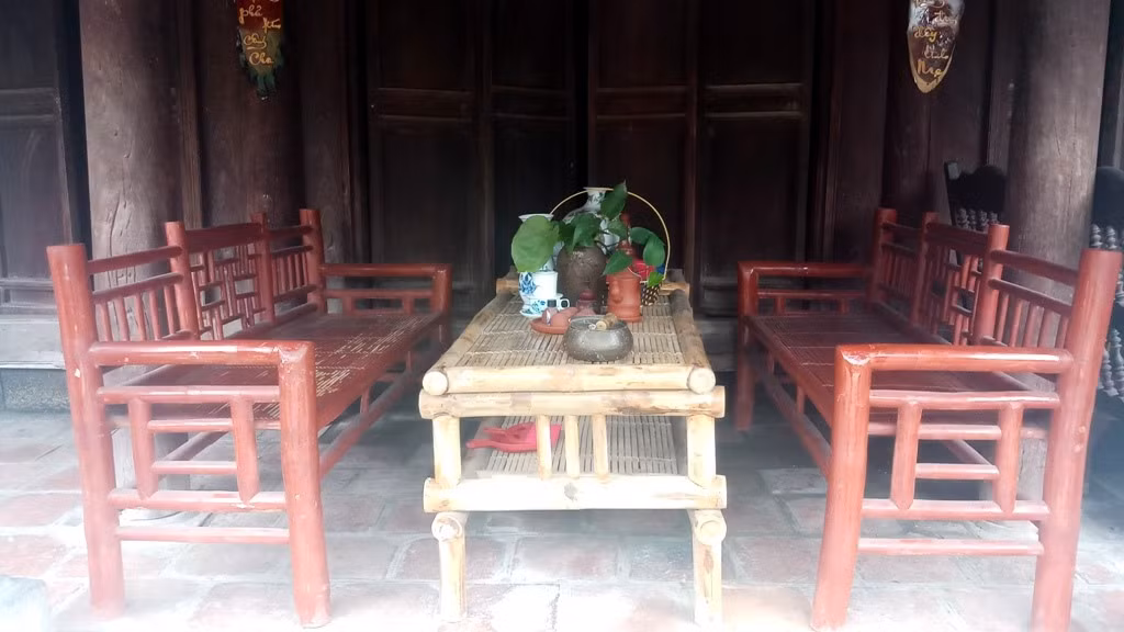 Ngay trước hiên nhà là bàn uống nước được làm bằng tre và trang bị các vật dụng như ấm trà, cơi trầu. Ảnh: Lao động.