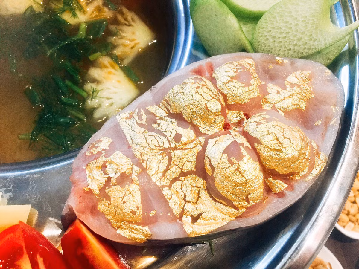 So với lẩu cá thông thường thì đắt hơn kha khá vì phần cá không nhiều. Tuy nhiên, khúc cá dát vàng lại là yếu tố khiến nhiều người sẵn sàng “mở ví” để được thưởng thức. Ảnh: Internet