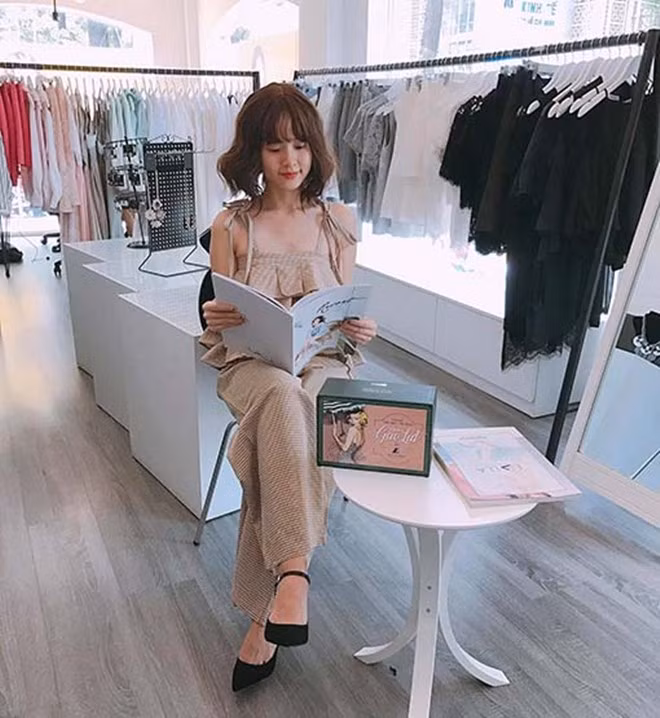 Năm 2016, diễn viên Midu ra mắt thương hiệu thời trang riêng do chính cô thiết kế. Hiện tại, hot girl đã mở thêm 2 chi nhánh khác tại TP HCM.