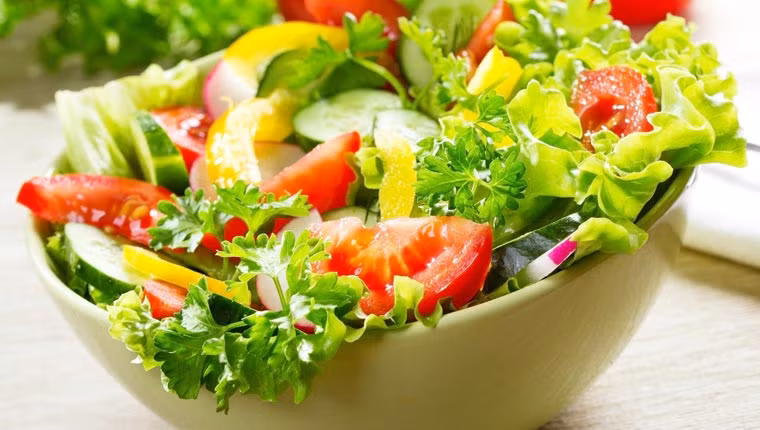 Dưới ánh đèn siêu thị, các món salad nhiều màu sắc nhìn rất bắt mắt và tươi ngon nhưng bạn nên cẩn thận với chúng. Bởi thực tế những nguyên liệu để làm món salad không tươi ngon như mọi người vẫn nghĩ.