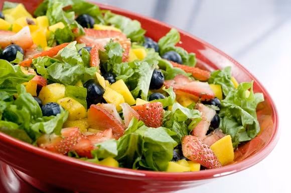 Nhiều trường hợp rau củ héo, ế, hàng tồn được nhân viên "biến hóa" thành món salad giảm giá với nhiều mùi vị hấp dẫn. Nguồn ảnh: Internet