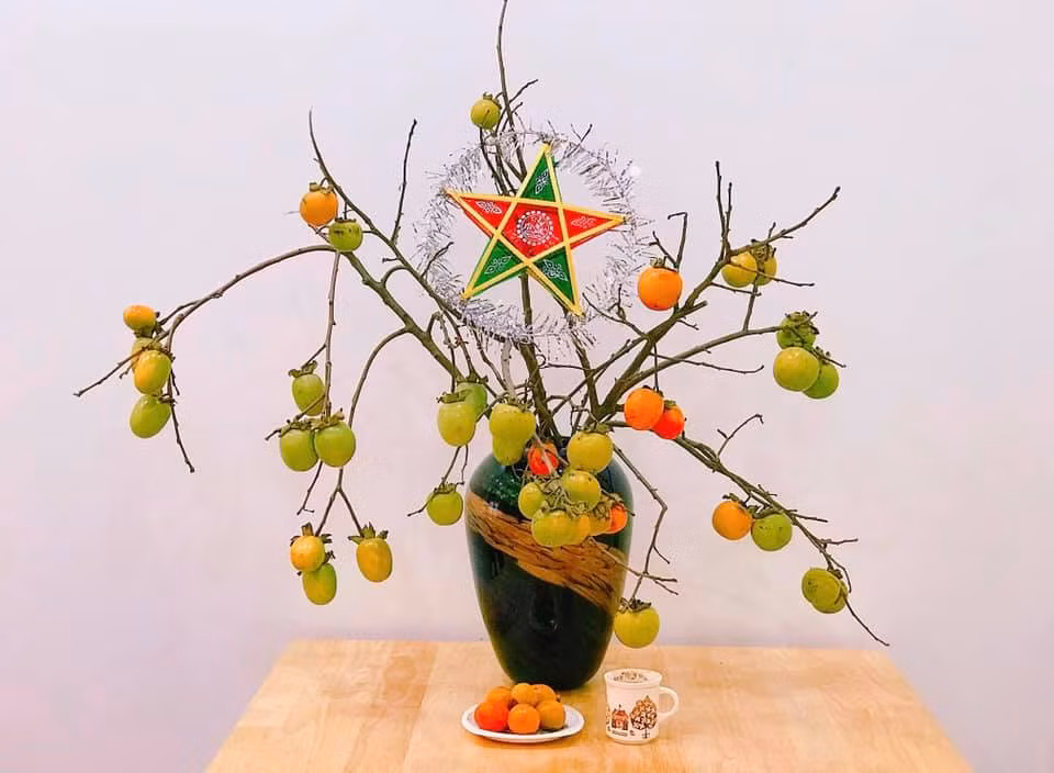 Lúc đầu, khi có ý tưởng bán cành hồng cắm bình, chị Thảo chỉ nghĩ là cắt đúng rằm trung thu, vì rằm có quả hồng là hợp nhất. Thế nhưng, chị không ngờ khi đăng lên lại được nhiều người thích thú.