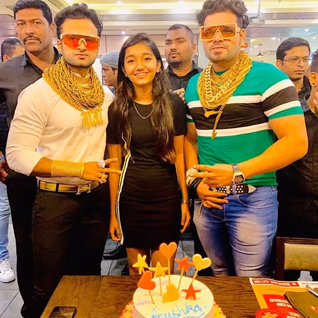 Sanjay Gujjar còn được biết đến với cái tên là Bunty Gujar. Hiện, anh là một doanh nhân nổi tiếng ở Ấn Độ.