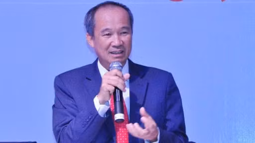 Ông Dương Công Minh trúng cử vị trí Chủ tịch HĐQT Sacombank vào ngày 30/6/2017. Để bước chân vào Sacombank, ông Minh phải từ nhiệm chức vụ Chủ tịch LienVietPostBank.
