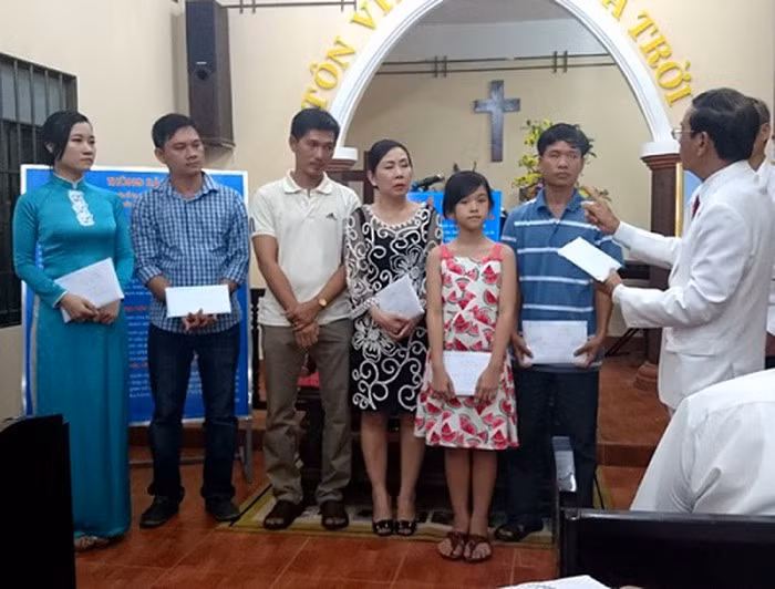 Nhân dịp kỷ niệm sinh nhật lần thứ 76 vào tháng 5/2014, đại gia Lê Ân công bố tài sản dùng làm từ thiện trên 2.000 tỷ đồng và 7 người thân được giao nhiệm vụ quản lý.