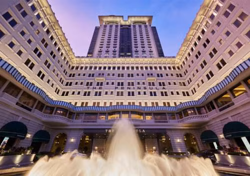Julia cho biết, khách sạn 5 sao Peninsula ở Hồng Kông chẳng khác nào căng tin của cô, vì cô từng ăn 3 bữa một ngày tại đó. Ái nữ 23 tuổi đã từng chi 30.000 nhân dân tệ (gần 100 triệu đồng) cho một bữa trưa.