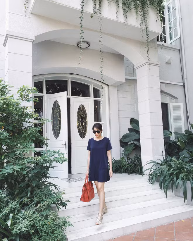 Tuy nhiên, vợ chồng Hà Tăng lại ở riêng trong một căn biệt thự màu trắng trang nhã được thiết kế giản dị hơn rất nhiều.