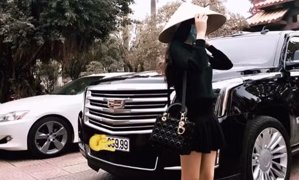 Trên trang cá nhân, 10X Quảng Bình không ngần ngại chia sẻ những món đồ hiệu mình sở hữu, từ Gucci, Hermes, Chanel đến Louis Vuitton. Ngoài ra, cô từng khoe được bố mẹ tặng ôtô khi vừa tròn 18 tuổi.