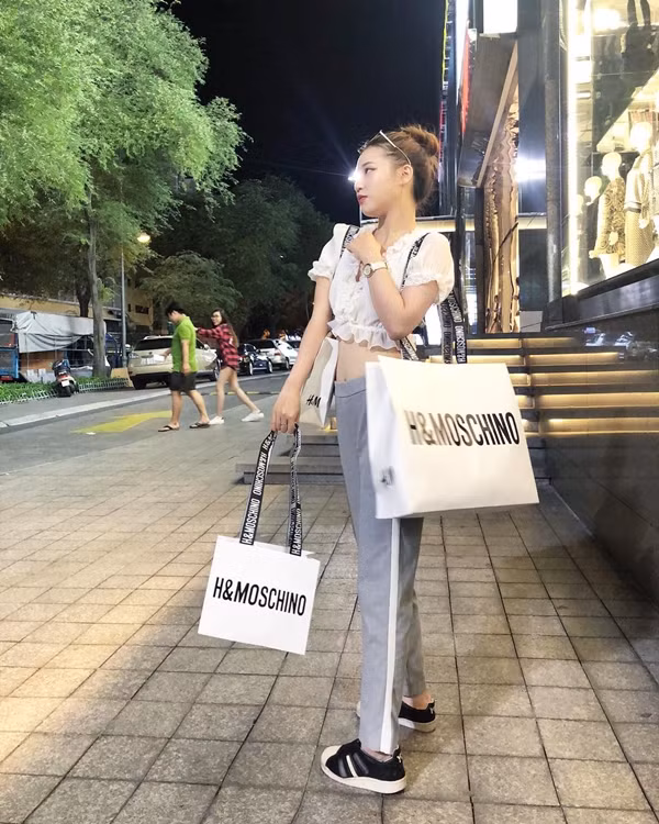 Tiểu thư Hà thành thường xuyên khoe ảnh check in ở những địa điểm sang chảnh, đồ hiệu “ngập mặt” và thường xuyên đi du lịch đây đó.