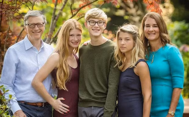 Là một tỷ phú hào phóng, chăm làm từ thiện nhưng Bill Gates lại rất khắt khe với con cái. Ông bắt con cái của mình phải tự lập bằng cách "cắt" quyền thừa kế.