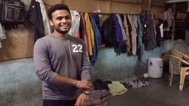 Hai cậu con trai bé của Savji Dholakia cũng bị đẩy ra đường với một khoản tiền nhỏ (chỉ được dùng trong trường hợp khẩn cấp) và làm sao sống sót trong vòng 1 tháng.