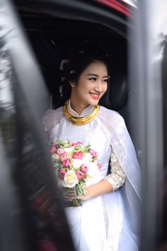 Hoa hậu Thu Ngân đeo kiềng vàng nặng trĩu cổ trong lễ cưới.