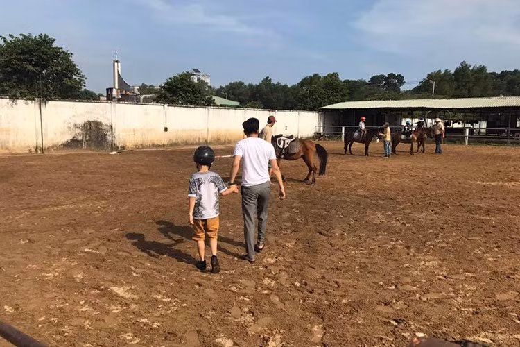 Cường Đô la đích thân đưa con trai đến nơi tập cưỡi ngựa. Ảnh: FBNV.