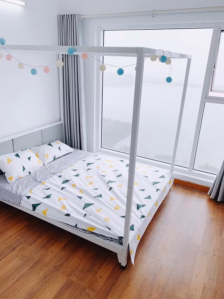 Căn hộ có 2 phòng ngủ, trong đó 1 phòng ngủ và phòng khách có view nhìn thẳng ra Vịnh Hạ Long. Ảnh: FBNV.