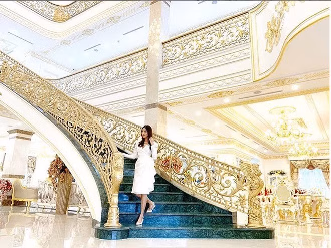 Bên trong biệt thự rất rộng lớn, với sắc trắng chủ đạo, nhiều hạng mục và đồ nội thất, trang trí dát vàng lấp lánh. Ảnh: Vietnamnet.
