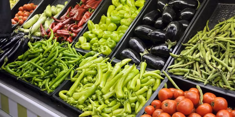 Theresa, một cựu nhân viên siêu thị Wal-Mart tại Glen Burnie (Mỹ) cho biết, không phải tất cả các sản phẩm trong siêu thị đều được rửa sạch sẽ trước khi đưa lên kệ.