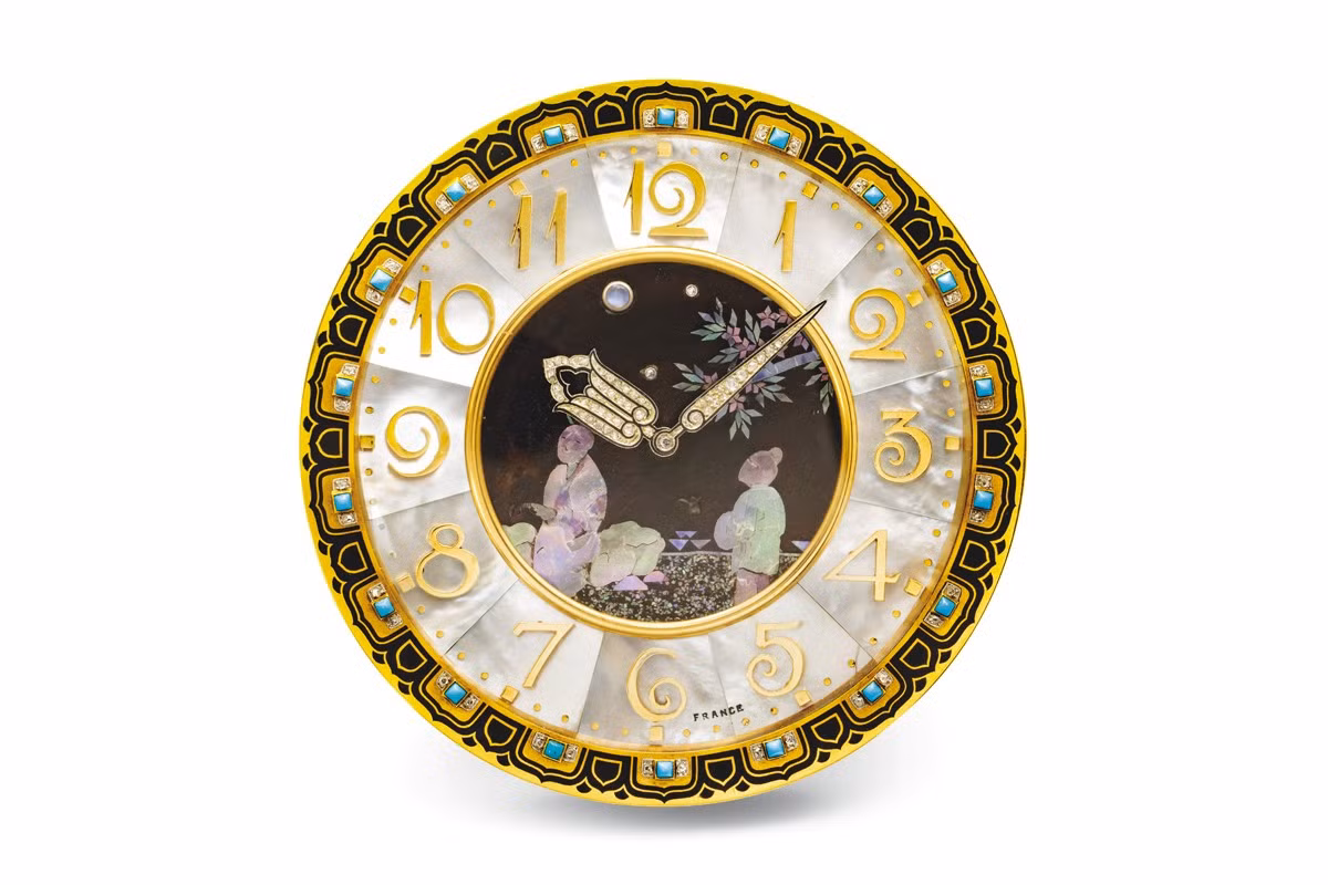Có giá từ 130.000 - 190.000 USD (khoảng 3 - 4,5 tỷ đồng), đồng hồ Cartier Paris Londres được trang trí nghệ thuật với xà cừ, tráng men, màu ngọc lam turquoise, đá mặt trăng và kim cương.