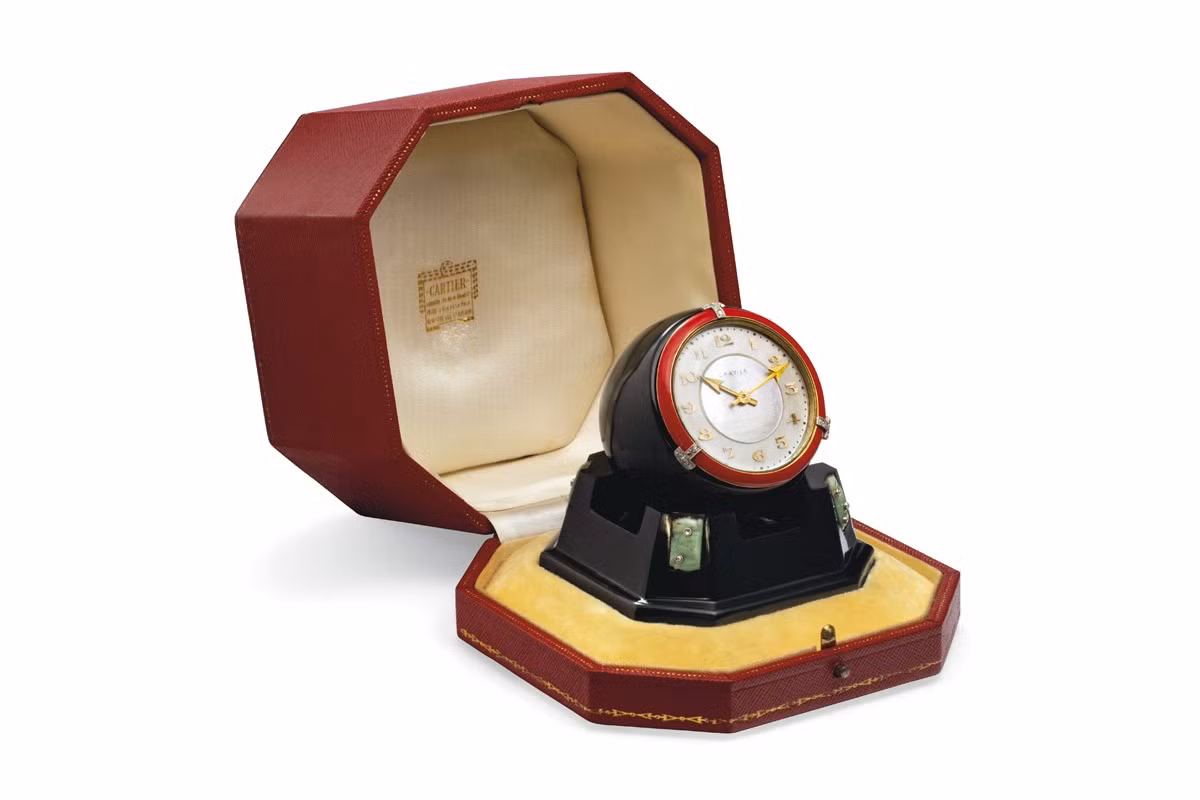 Chiếc đồng hồ ghi danh số hiệu No.80 là một ví dụ kinh điển về chế tạo đồng hồ Cartier trong thời kỳ Deco đỉnh cao với vỏ bằng đá Onyx được chạm khắc ấn tượng, Mẫu đồng hồ này giá từ 74.000 - 100.000 USD (khoảng 1,7 - 2,3 tỷ đồng).