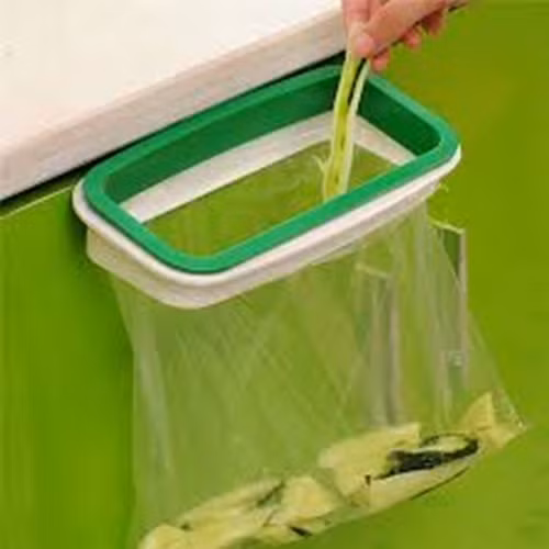 Thực tế, nó khá bất tiện vì người dùng phải khéo léo lồng túi và khung, khi đổ rác phải thật nhẹ tay để tránh túi bị rách hoặc rơi thẳng xuống đất. Hơn nữa, miệng túi không thể mở rộng hết nên đôi khi rác sẽ rơi xuống đất.