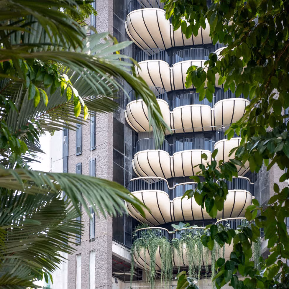 Dự án khu dân cư đầu tiên của Heatherwick Studio ở châu Á có tên là EDEN, chuẩn bị hoàn thành tại khu phố Orchard Road của Singapore. Tòa tháp bê tông cao 20 tầng gồm 20 căn hộ cao cấp phía trước có ban công cong đầy vườn treo. Nguồn ảnh: Dezeen.