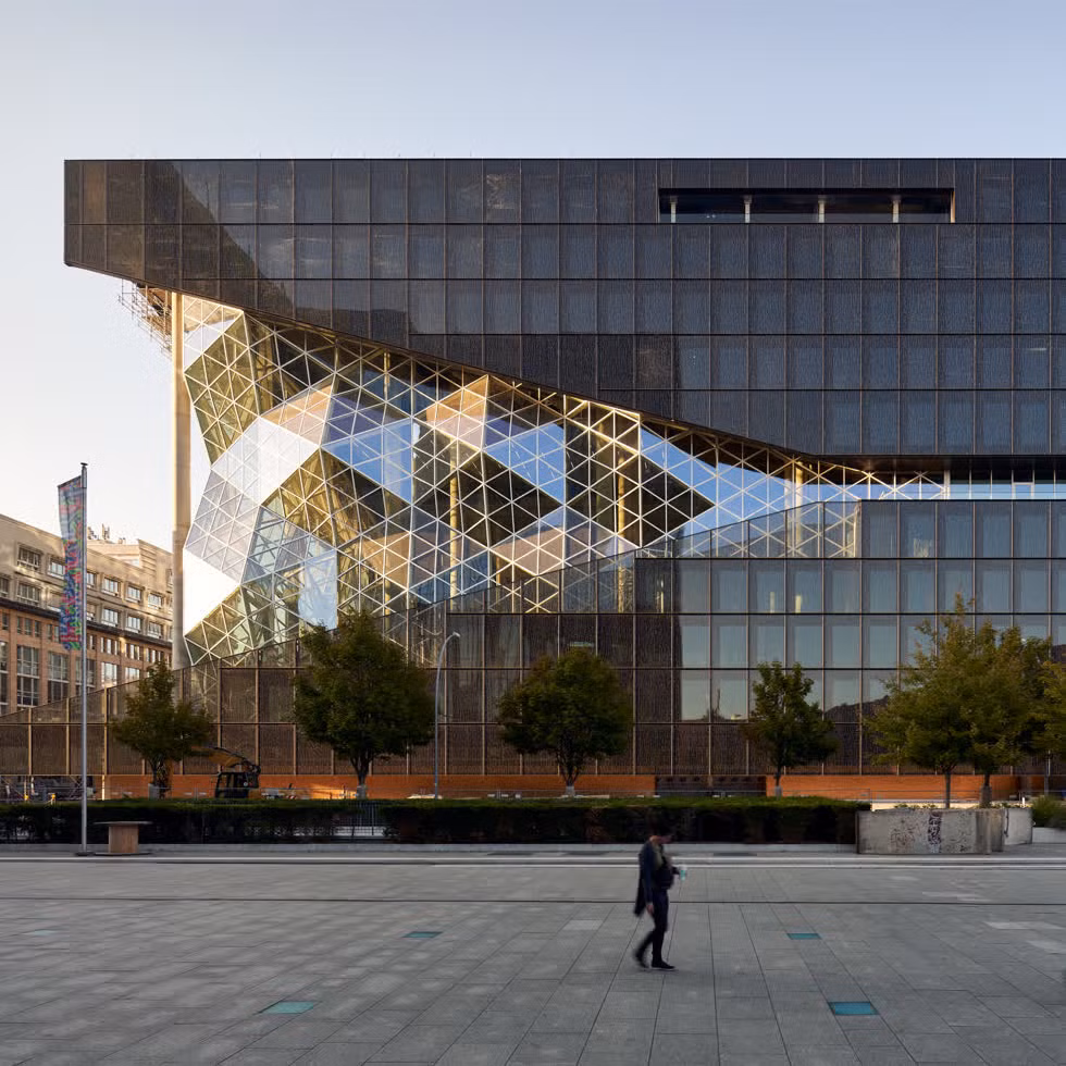 Trụ sở tại Berlin của công ty đa phương tiện Axel Springer cao 30 mét. Các tầng bên trong được nhìn thấy từ bên ngoài thông qua một bức tường kính mặt chiếu qua mặt tiền tuyến tính và hình học.