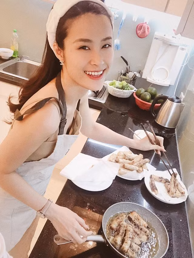 Khu bếp là nơi Đông Nhi thể hiện tài nấu nướng. Ảnh: cắt video