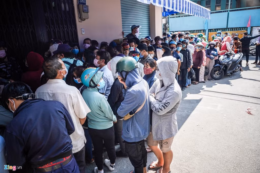 Cách đây ít ngày, người dân ùn ùn kéo nhau đi mua khẩu trang và xếp hàng dài, chờ hàng tiếng mới đến lượt. Ảnh: Zing.